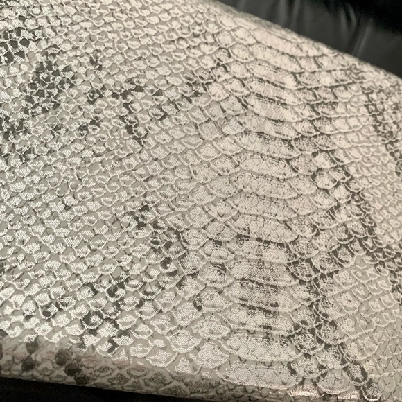 NWOT H&M Silver Reptile Pattern Envelope Clutch - Picture 6 of 6